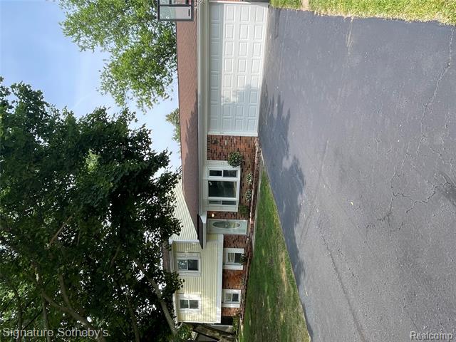 front view picture of 3834 Tara Dr, Highland, MI. 48356