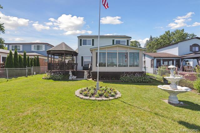 front view picture of 2295 Davista Dr, Highland, MI. 48356