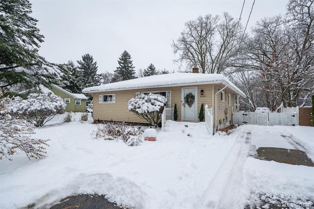 front view picture of 6333 Harriet Dr, Waterford, MI. 48327