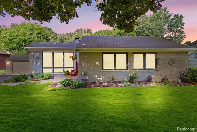 front view picture of 2254 Fairport Rd, Waterford, MI. 48329