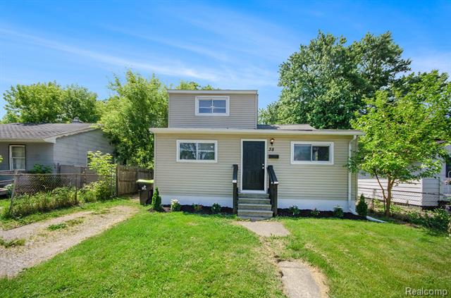front view picture of 38 E Ypsilanti Ave, Pontiac, MI. 48340