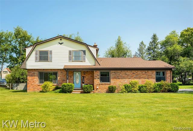 front view picture of 859 White House Dr, Highland, MI. 48356