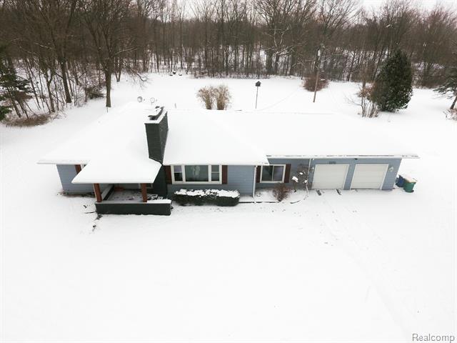front view picture of 2172 Ostrum Dr, Waterford, MI. 48328