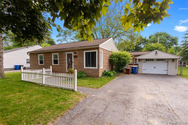 front view picture of 2347 Pauline Dr, Waterford, MI. 48329