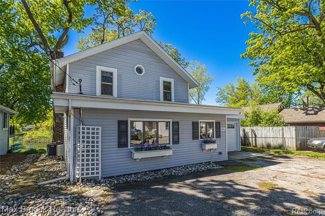 front view picture of 6863 Brightwood Ct, Waterford, MI. 48327