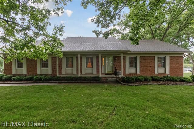 front view picture of 3925 Taggett Lake Dr, Highland, MI. 48357