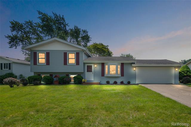 front view picture of 3871 Coventry Valley Dr, Waterford, MI. 48329