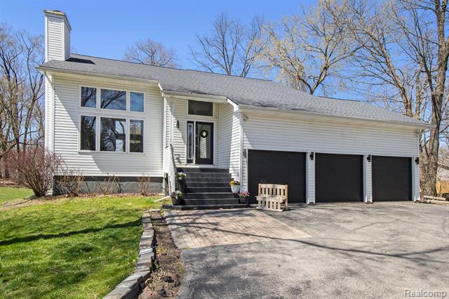 front view picture of 2839 Davista Dr, Highland, MI. 48356