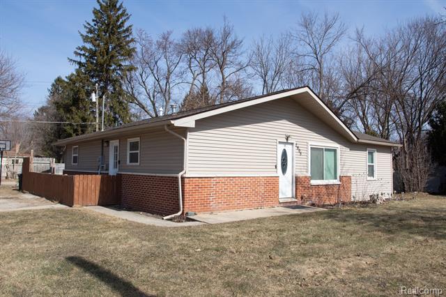 front view picture of 2905 Jackson Blvd, Highland, MI. 48356