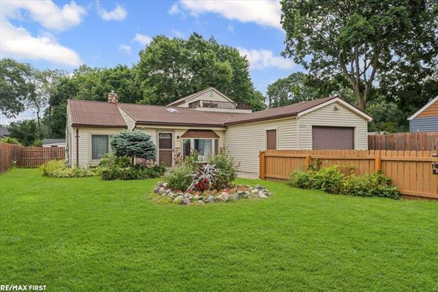 front view picture of 2834 Lansdowne Rd, Waterford, MI. 48329