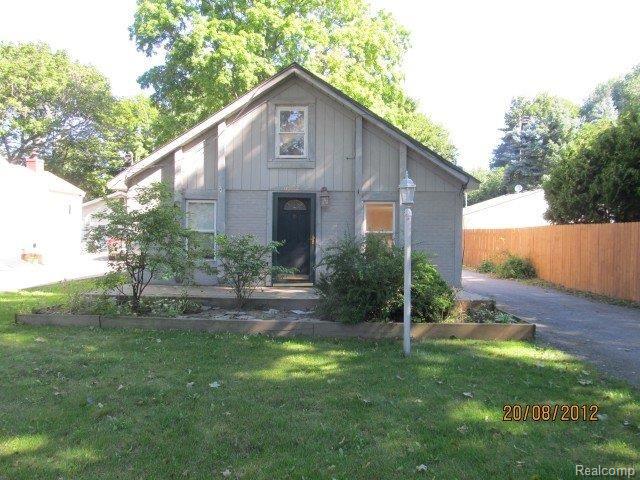 front view picture of 6502 Crest Dr, Waterford, MI. 48329