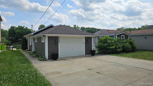 front view picture of 3900 Hillcrest Dr, Highland, MI. 48356