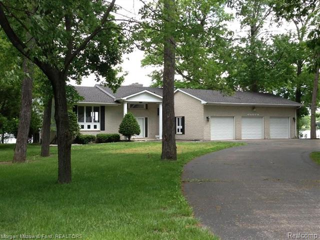 front view picture of 6768 Hatchery Rd, Waterford, MI. 48327
