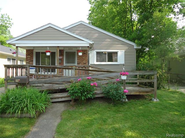 front view picture of 220 W Yale Ave, Pontiac, MI. 48340