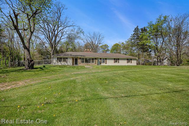 front view picture of 4001 N Duck Lake Rd, Highland, MI. 48356