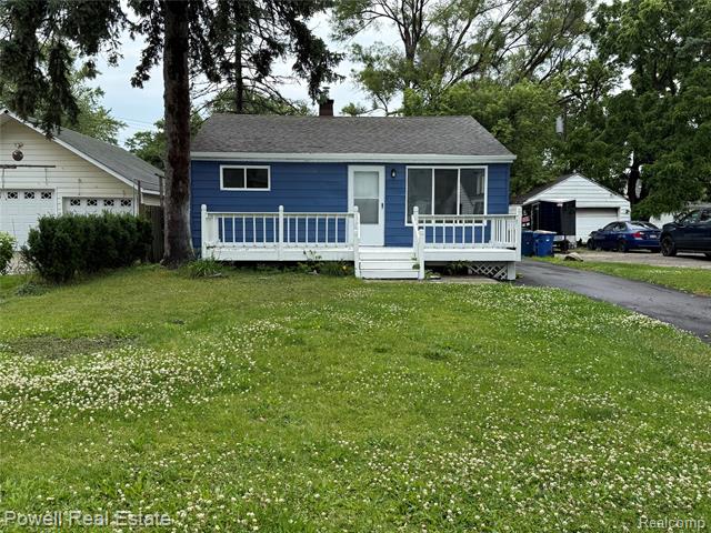 front view picture of 2326 Silver Cir, Waterford, MI. 48328