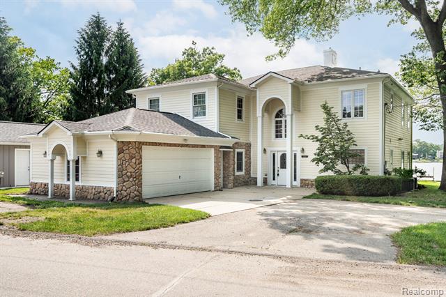 front view picture of 3831 Woodland Dr, Highland, MI. 48356