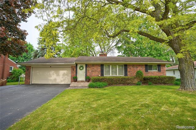 front view picture of 2335 Watkins Lake Rd, Waterford, MI. 48328
