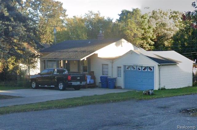 front view picture of 4845 Hatchery Rd, Waterford, MI. 48329