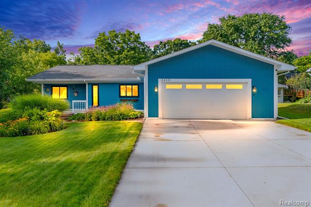 front view picture of 2410 Highfield Rd, Waterford, MI. 48329