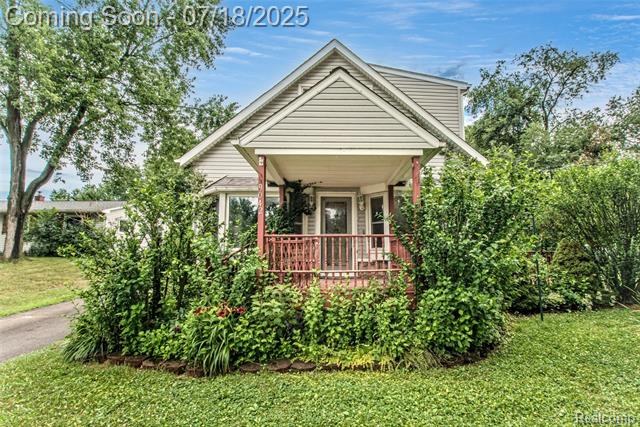 front view picture of 9042 Gale Rd, White Lake, MI. 48386