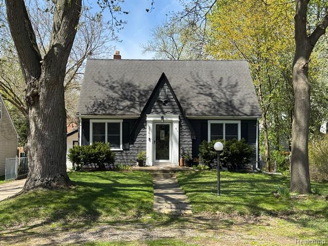 front view picture of 2361 Montroyal Ave, Waterford, MI. 48328