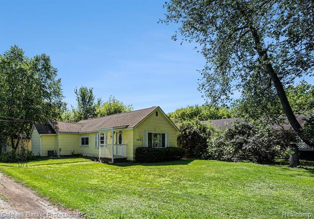 front view picture of 3050 Marlington Rd, Waterford, MI. 48329