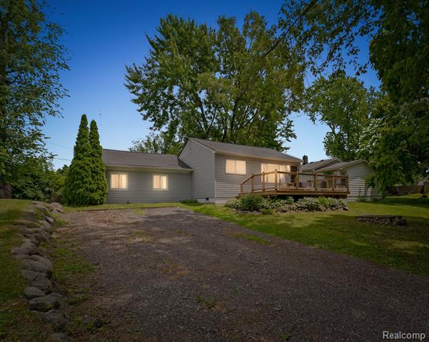 front view picture of 4860 Lindholm Dr, White Lake, MI. 48383