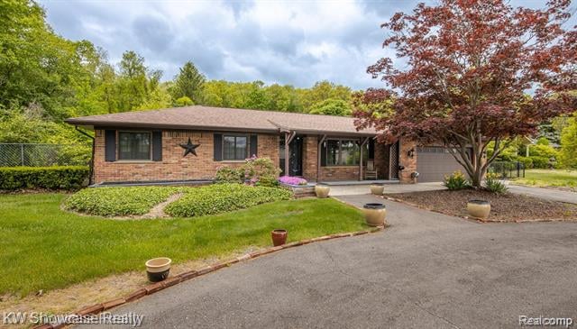 front view picture of 7337 Maceday Lake Rd, Waterford, MI. 48329