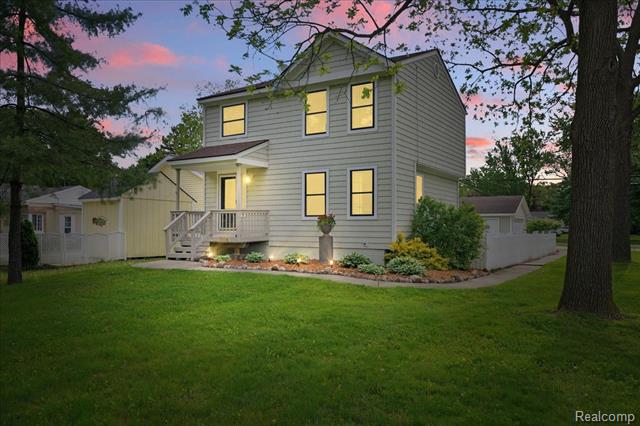 front view picture of 3004 Lansdowne Rd, Waterford, MI. 48329