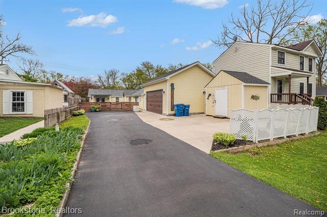 front view picture of 3012 Lansdowne Rd, Waterford, MI. 48329