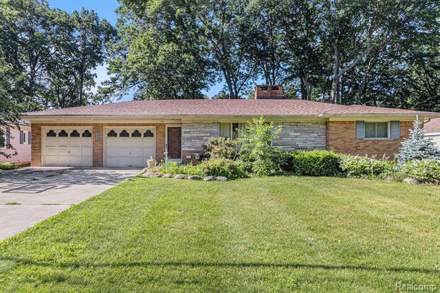 front view picture of 5559 Pleasant Dr, Waterford, MI. 48329
