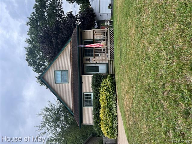 front view picture of 5549 Pleasant Dr, Waterford, MI. 48329