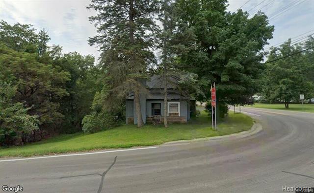 front view picture of 4932 N Milford Rd, Highland, MI. 48357