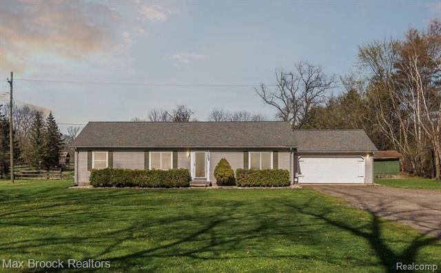 front view picture of 7665 Pontiac Lake Rd, White Lake, MI. 48386