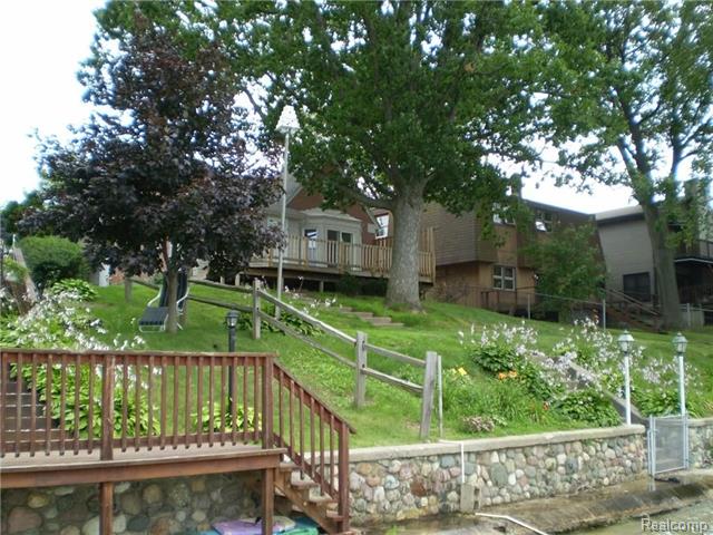 front view picture of 2913 Lansdowne Rd, Waterford, MI. 48329