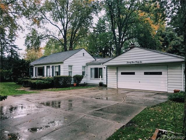 front view picture of 2946 Kenford Rd, Waterford, MI. 48329