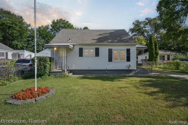 front view picture of 224 W Chicago Ave, Pontiac, MI. 48340