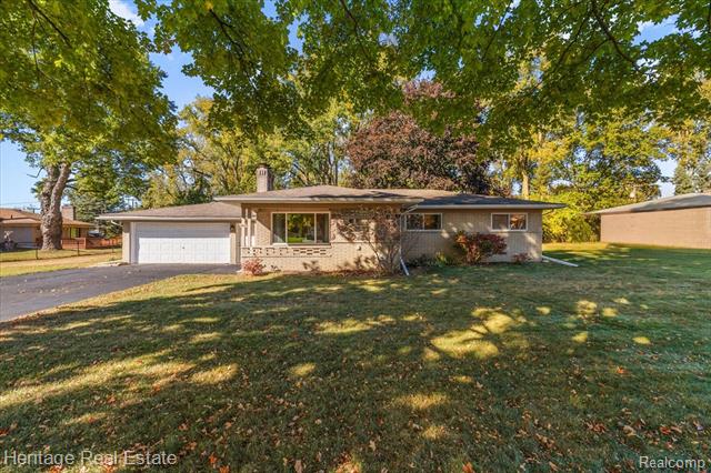 front view picture of 2831 Silverstone Ln, Waterford, MI. 48329