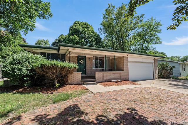 front view picture of 2550 W Walton Blvd, Waterford, MI. 48329