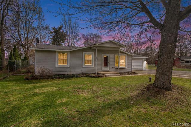 front view picture of 3300 Giddings Blvd, Highland, MI. 48356