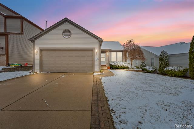 front view picture of 1575 Pebble Beach Dr, Pontiac, MI. 48340