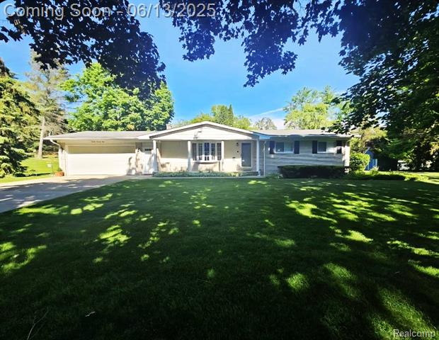 front view picture of 1674 Newark Ave, Pontiac, MI. 48340