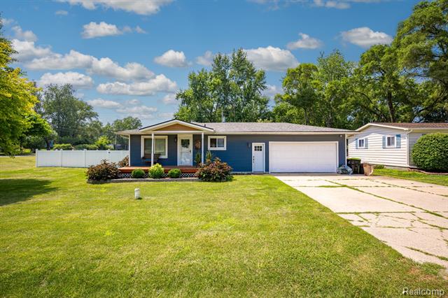 front view picture of 5021 Lakeborn Dr, White Lake, MI. 48383