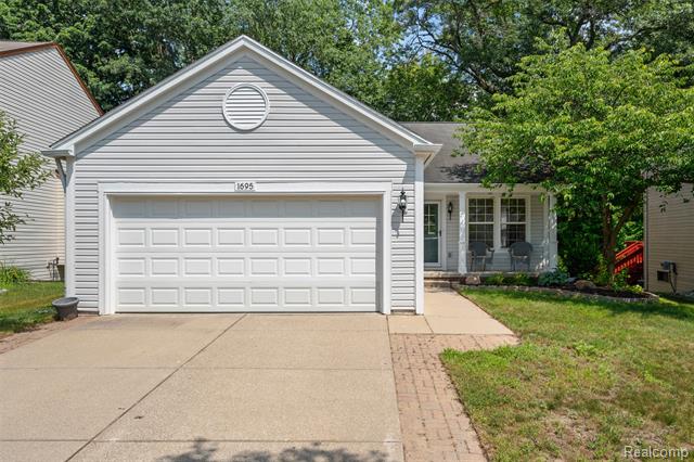 front view picture of 1695 Valdosta Cir, Pontiac, MI. 48340