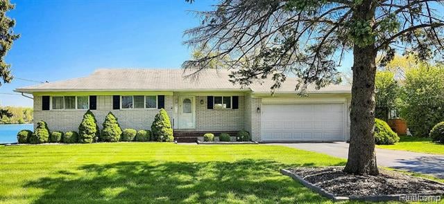 front view picture of 2982 Shawnee Ln, Waterford, MI. 48329