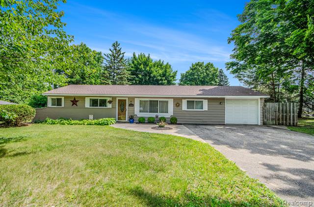 front view picture of 3200 Homestead Dr, Waterford, MI. 48329