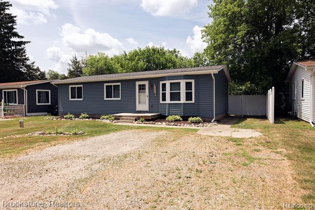 front view picture of 5075 Allingham Dr, White Lake, MI. 48383