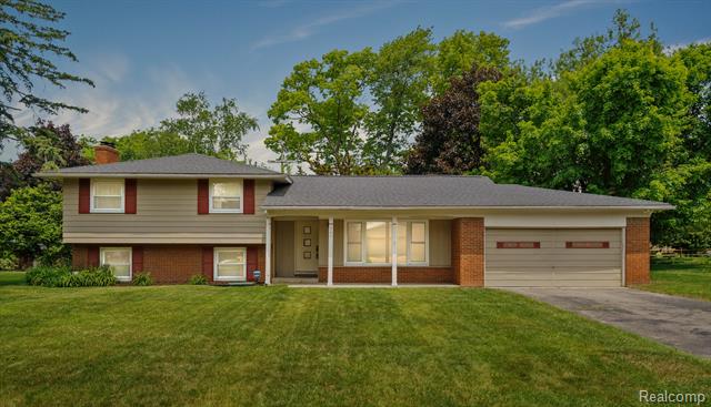 front view picture of 3104 Francesca Dr, Waterford, MI. 48329