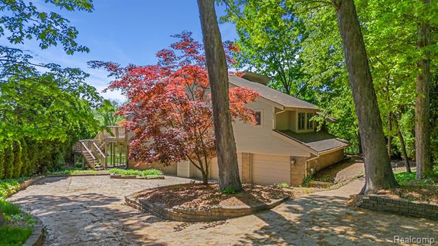 front view picture of 2996 Loon Lake Shores Rd, Waterford, MI. 48329